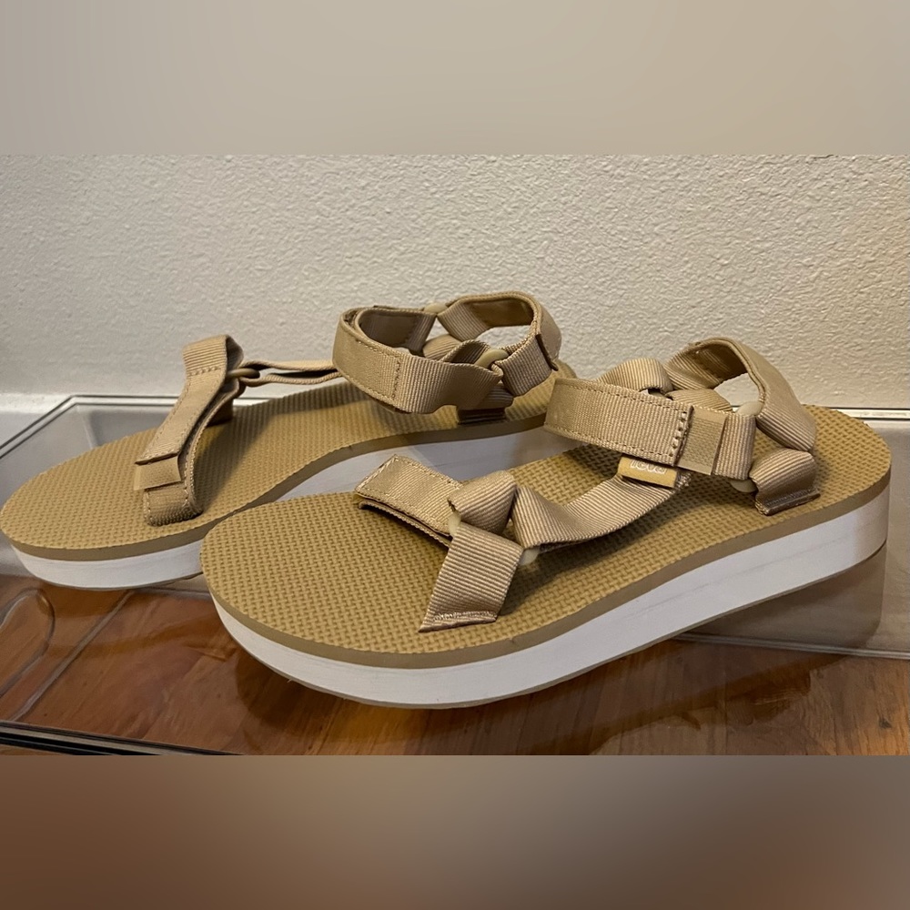 ✨ NWOT - Teva Nude & White Midform Sandals ✨